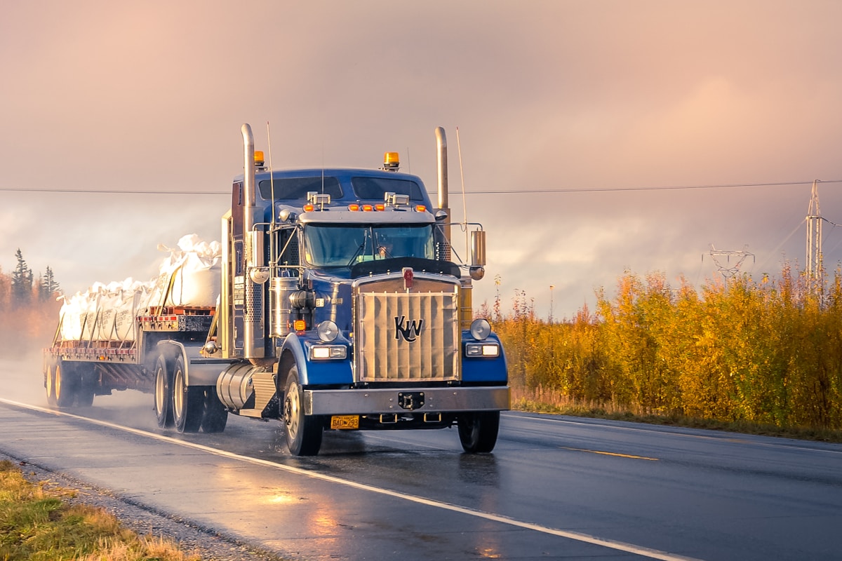 Dynamic tractor and trailer on route